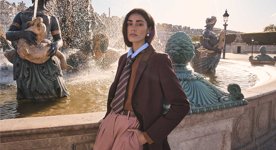 Mujer con chaqueta bordada, Maison 123